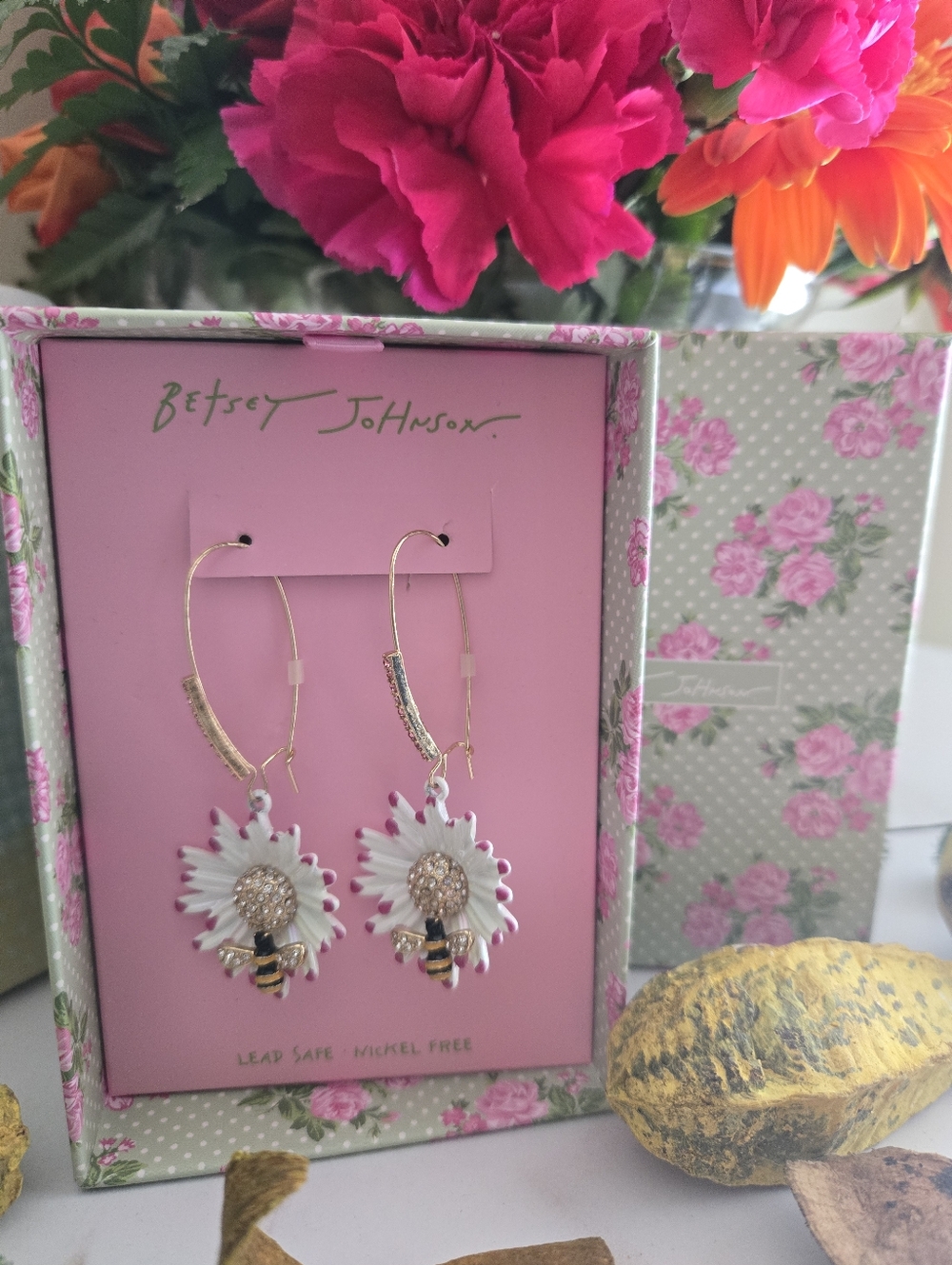 NIB Betsey Johnson Daisy Flower & Bee Drop Earrings
